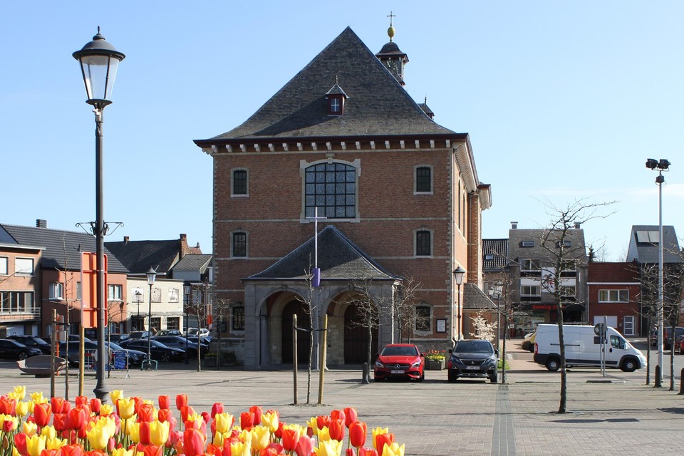 De drie parkeerplaatsen komen waar de rode auto staat.