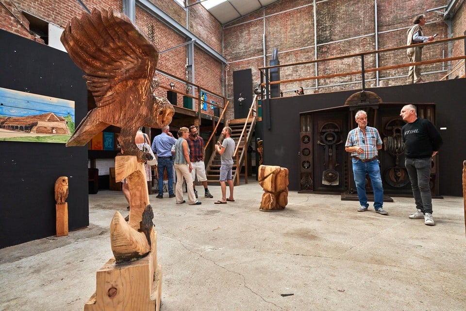 De expo in de machinehal van Peeters en Van Mechelen met vooraan onder meer werk van Francis ‘Carving Cis’ Michielsen.