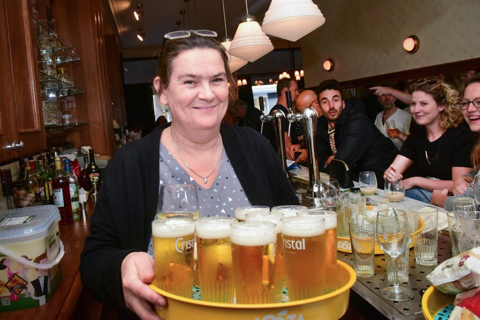 Leen Verwaest staat achter de toog van café Chaos in de Herentalsstraat.