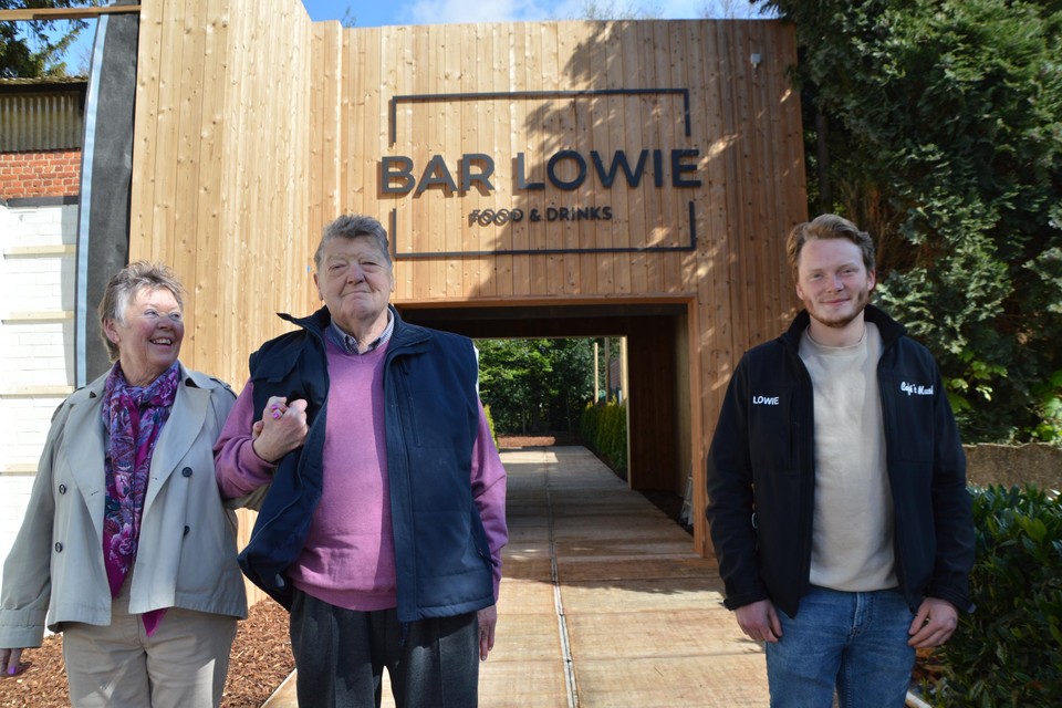 Annemie en Louis Van den Eynde met rechts Lowie Tielens voor de ingang van Bar Lowie. Het stukje muur links wordt tegen donderdag ook nog verder met planken afgewerkt.