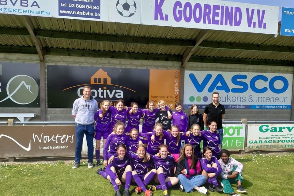 Feest voor voetballende meisjes in Gooreind. 