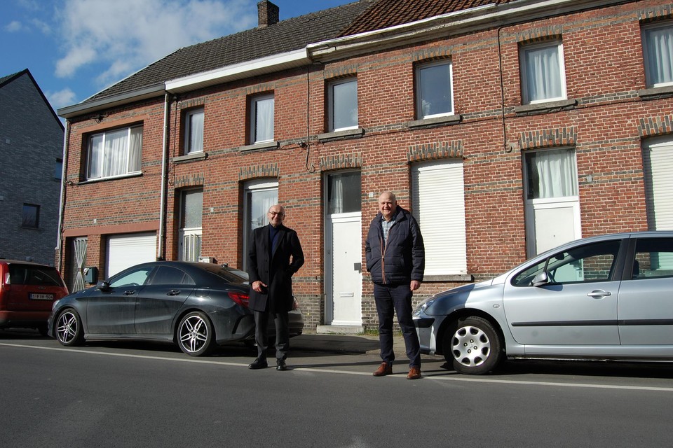 Schepenen Vlegels en Van Esbroeck aan de opnieuw op te bouwen woningen in de Bijlstraat.