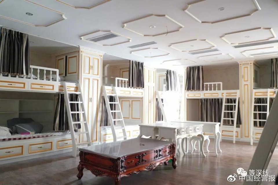 Inmiddels gecensureerde foto’s van het luxebordeel in Shanghai. De vrouwen mochten het ‘Kleine Rode Huis’ niet verlaten. 