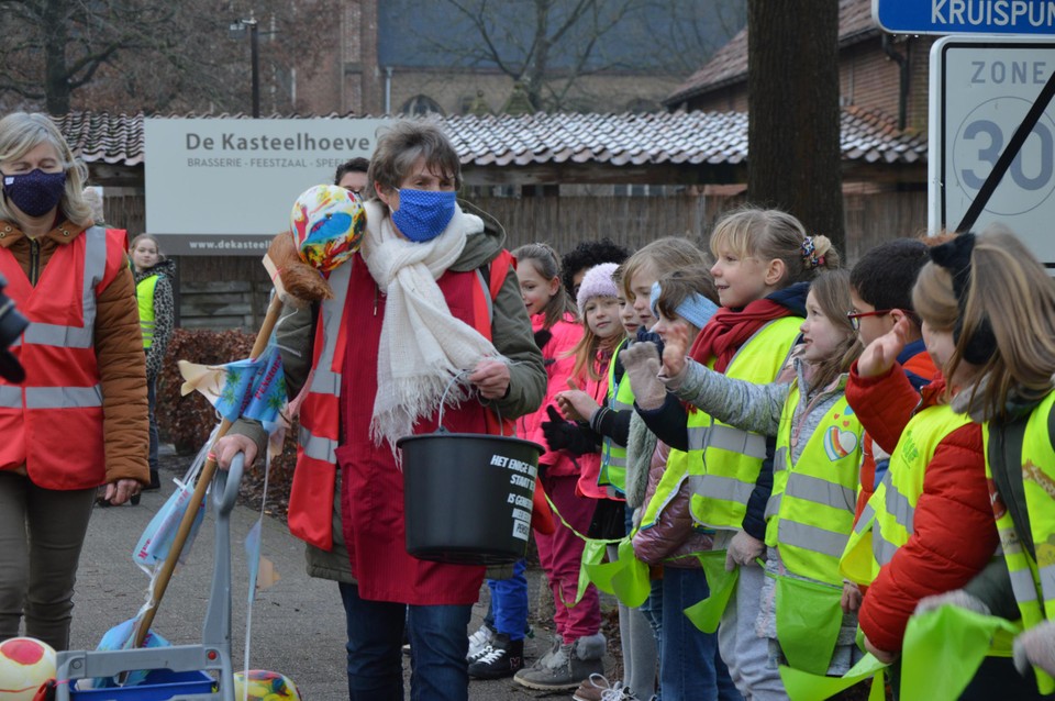 In de Oude Molenstraat wachtten scholieren juf Rit op.