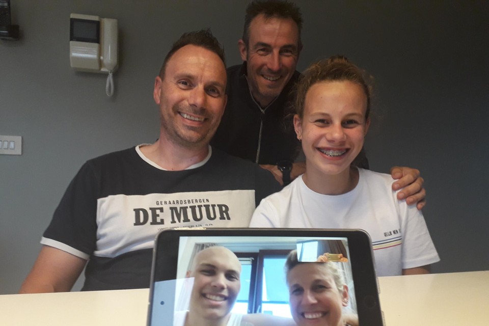 Kris Driessens met papa Tom Stoffelen en zus Mare hebben via Facetime contact met Mats en mama An Driessens. Hij werd in UZ Leuven opgenomen met een longontsteking en ondergaat deze week chemotherapie. 