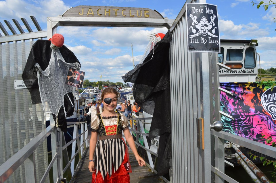 Manon aan de jachtclub die helemaal in themastijl was aangekleed.