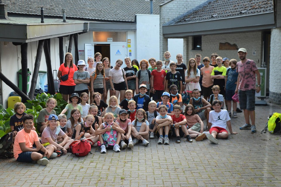 De vijfde- en zesdejaars van basisschool Pierenbos uit Halle voor jeugdherberg Gagelhof in Zoersel.