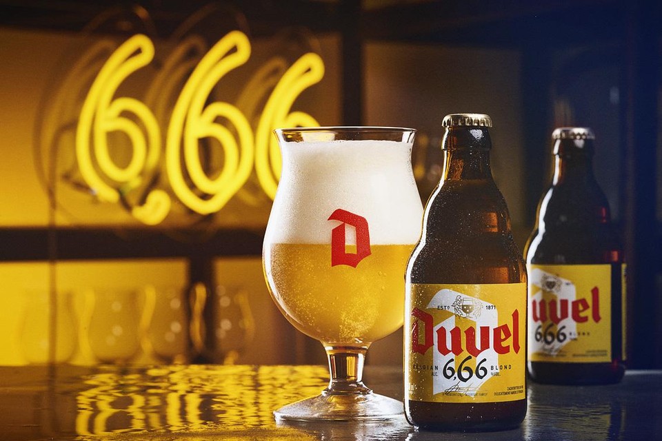 De nieuwe Duvel wordt voorgesteld als ‘de gele’. Een ander etiket, zelfde glas, zelfde fles.