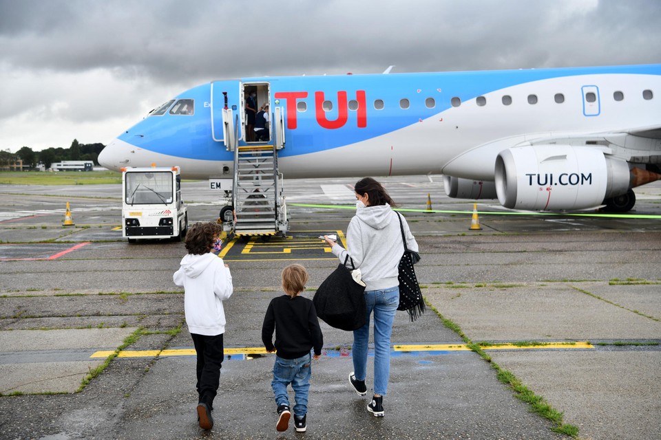 Passagiers stappen naar het vliegtuig richting Split. Het is de eerste commerciële vlucht vanaf de luchthaven in Deurne sinds de lockdown. 