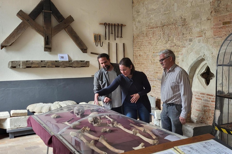 Archeologe Sofie Scheltjens geeft tips aan Freddy Peeters (heemkring, rechts) en erfgoedcoördinator Tom Dorau.
