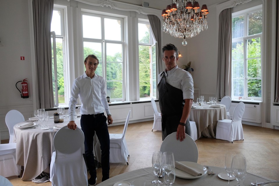 Zaakvoerder Sam Peeters en chef-kok Nick Van den Broeck in de pop-up in het Kasteel van Brasschaat. 
