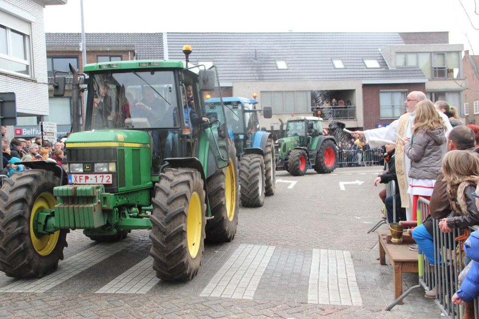 Pastoor Lieven Snyers zegent zondag ook weer tractoren in de Kerkstraat in Lille. 