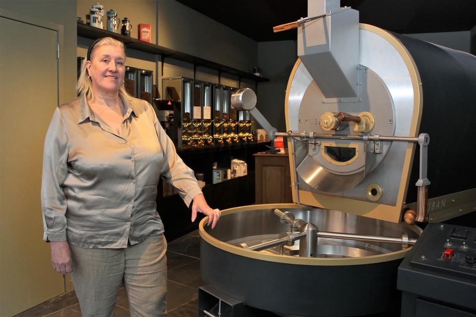 Judith Van Ouytsel staat bij haar nieuwe koffiebrander. 