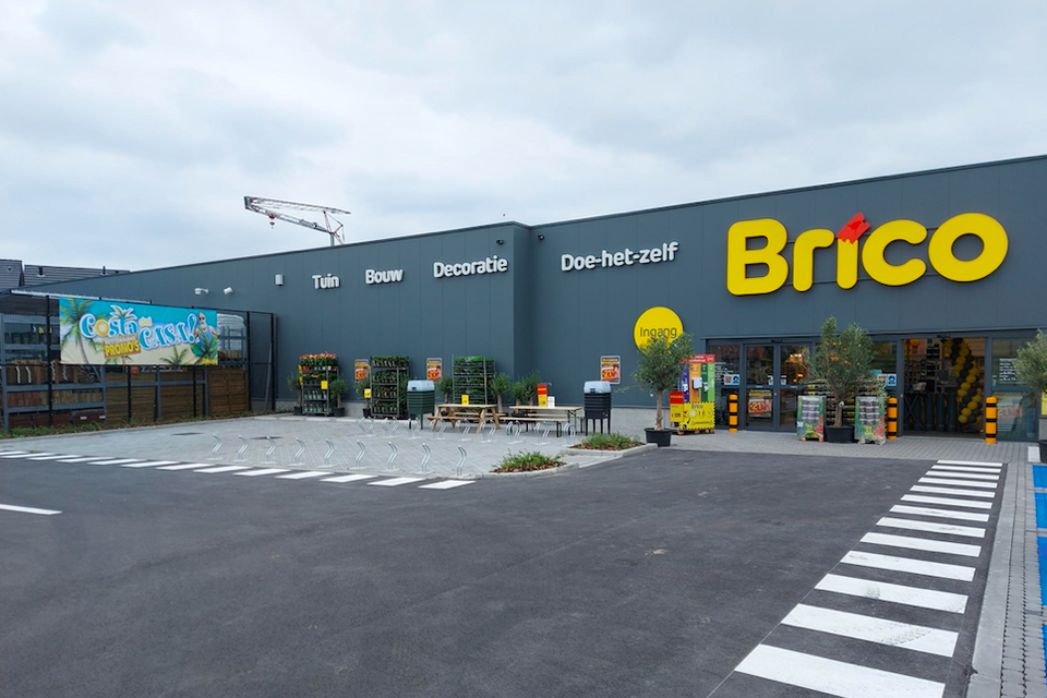 De nieuwe Brico-vestiging werd aan de Groeningenlei achterin gebouwd om ervoor een parking te creëren.