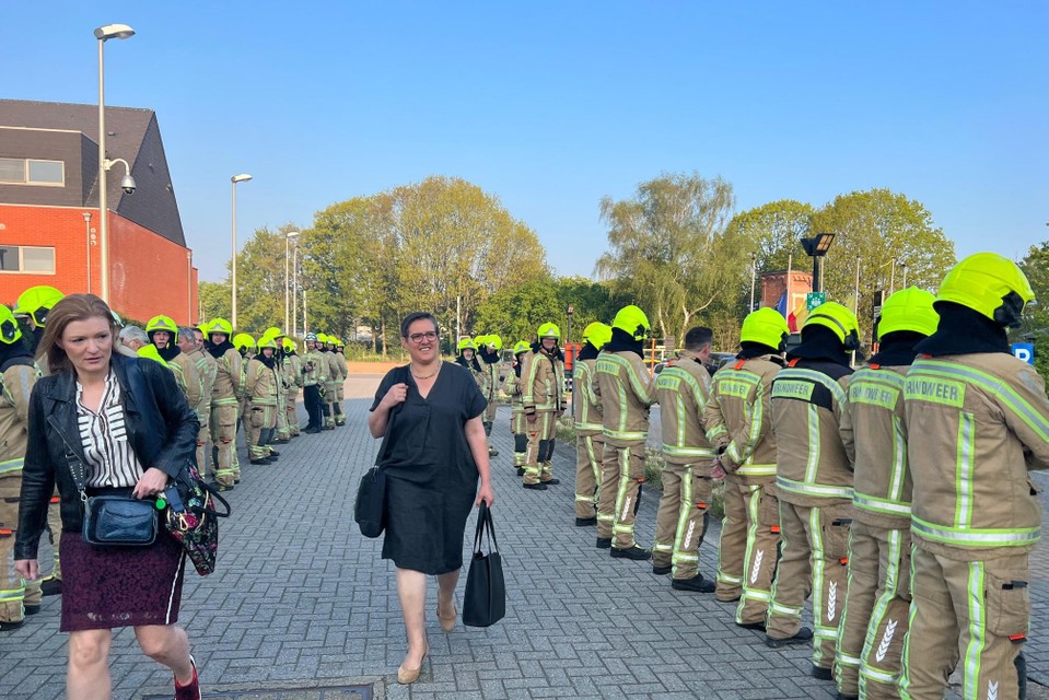 De brandweerlieden keren de burgemeesters van Herentals en Meerhout de rug toe.  