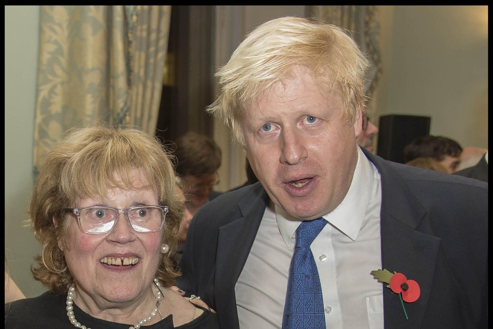 Archiefbeeld: Boris Johnson met zijn moeder in 2014.
