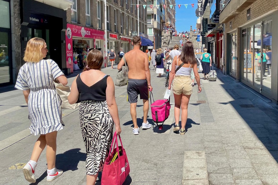 Een bloot bovenlijf in één van de winkelstraten: dat zien ze ook in Blankenberge liever niet.