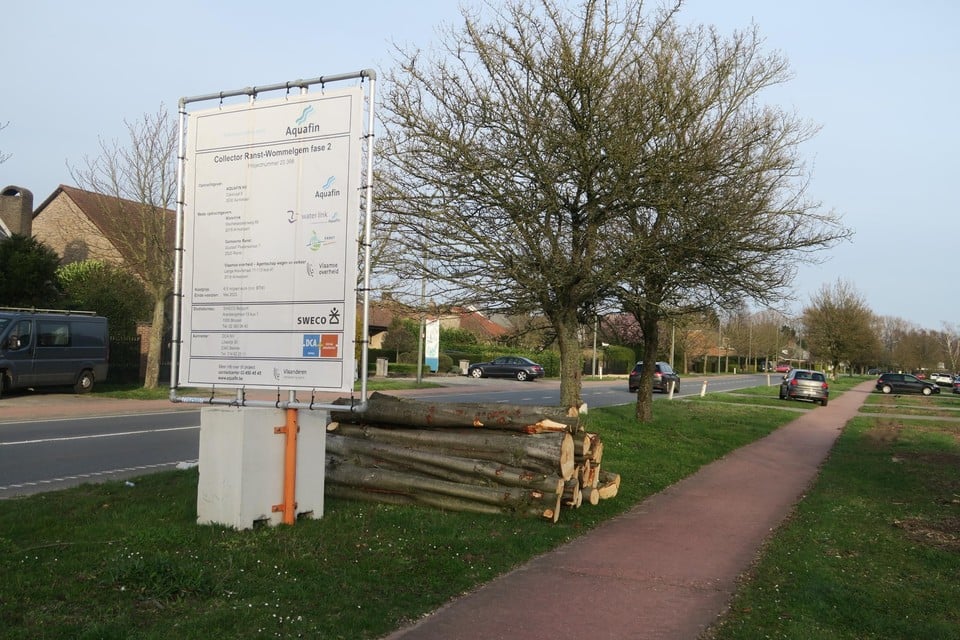 In april liet Aquafin al bomen kappen in de berm naast de Kempenlaan. Nu wordt er gegraven.