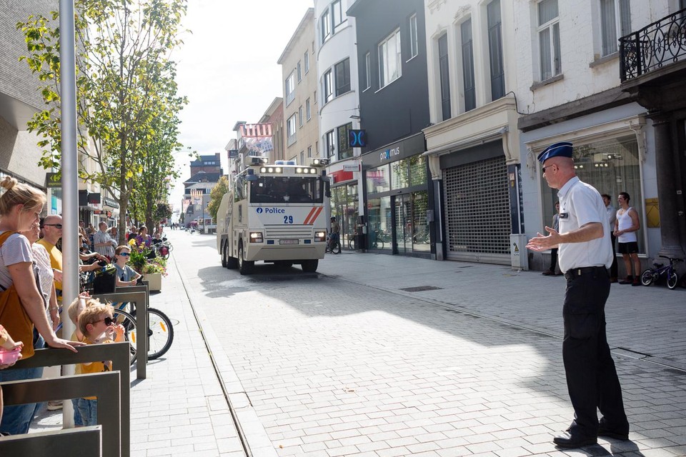 De politie zal aanwezig zijn met de sproeiwagen en paarden.
