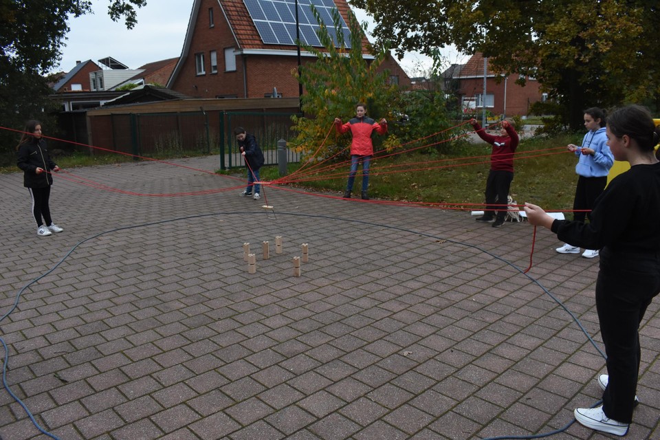 Een van de teambuildingspelen.