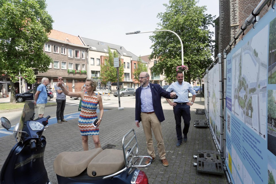 Schepen Annick De Ridder (N-VA), districtsburgemeester Koen Palinckx(N-VA) en districtsschepen Mike De Maere (Open Vld) nodigen de Ekerenaren en passanten uit hun mening te geven over de drie ontwerpvoorstellen.