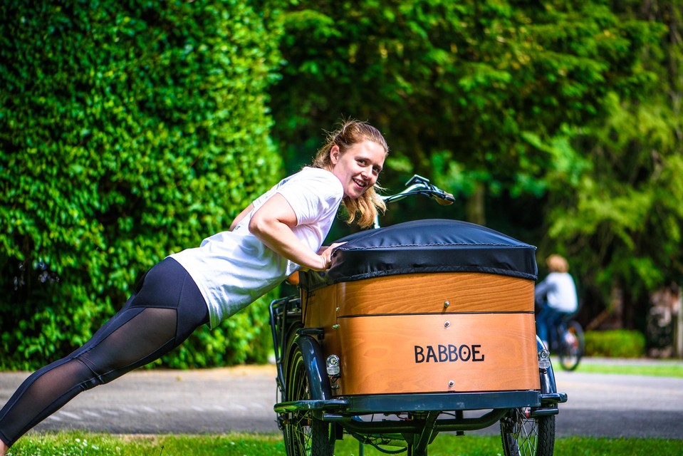 Lauren oefent aan haar bakfiets.