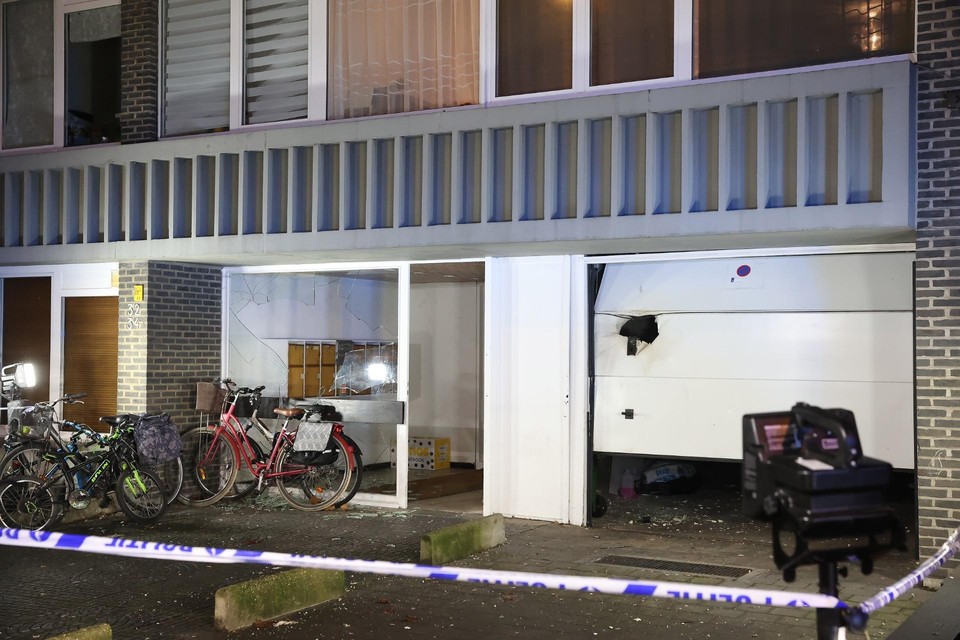 Het raam van de inkomhal en de garagepoort raakten zwaar beschadigd.