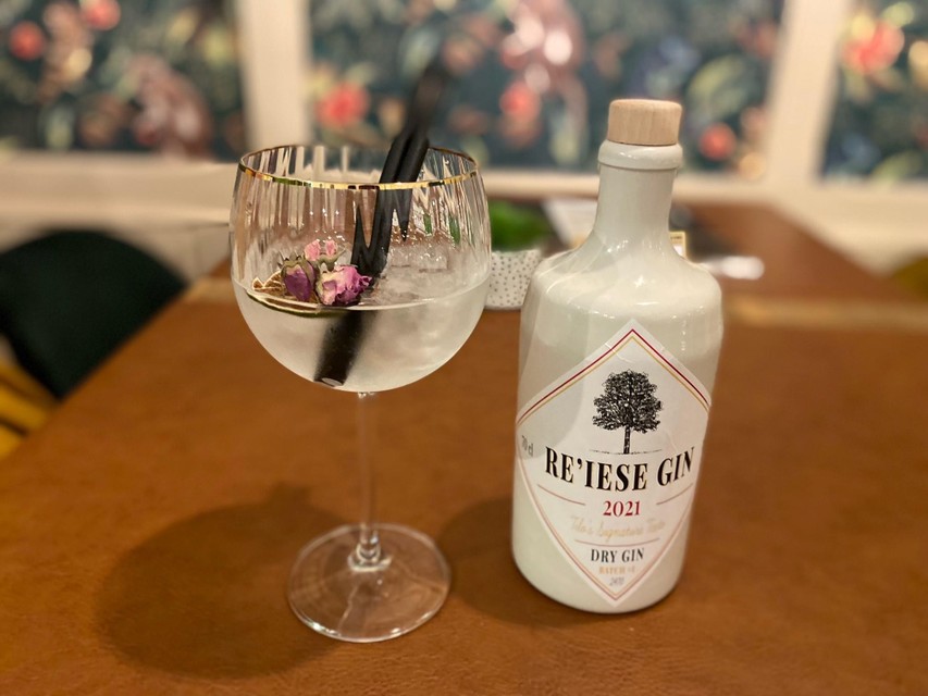 De Re‘iese gin is gemaakt met een distillaat van de bloesem van de echte lindeboom van Retie. 