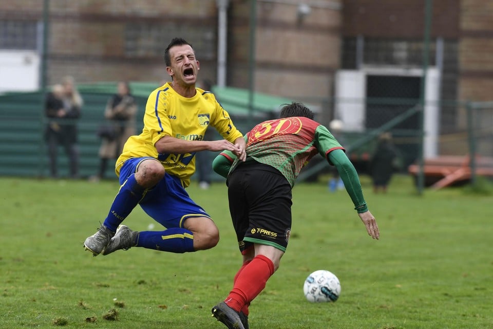 Het ging er gisteren soms pittig aan toe in het duel tussen KVC Wilrijk en Hoboken. Getuige daarvan deze tackle van Vincenzo Verhoeven (rechts) op een kermende Nick Van Look.