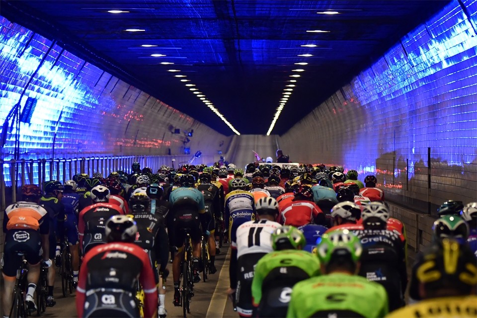 Fietsen in de Waaslandtunnel, zoals in de Ronde van Vlaanderen? Op voorwaarde dat we voldoende afstand houden uiteraard. 