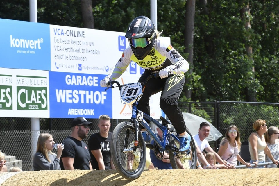 Elke Vanhoof uit Dessel zal zich vannacht rond half 4 proberen plaatsen voor de halve finales in het BMX.