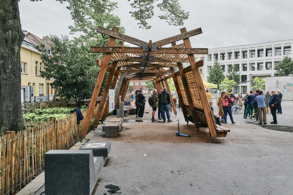 De houten pergola moet voor meer schaduw en groen zorgen op het Berchemse plein.
