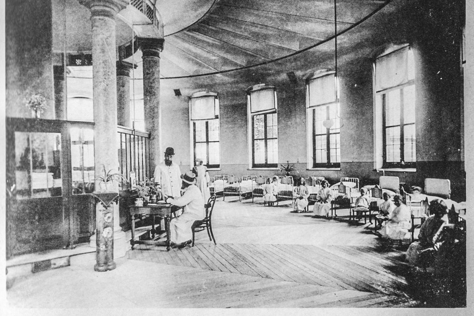 De ziekenzaal van het Stuivenberggasthuis. 