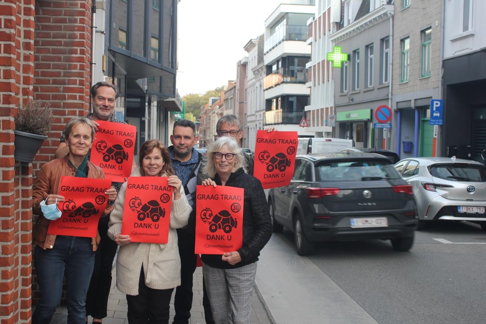 De buurtbewoners, met vooraan rechts Magda De Meyer, verwachten actie van het gemeentebestuur.