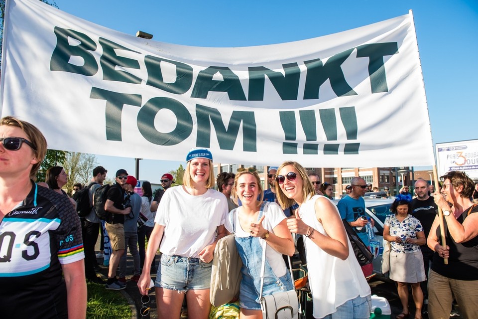Supporters van Tom Boonen vatten post aan de ploegbus. Honderden fans bleven maar roepen. Toms ogen glinsterden ervan. 
