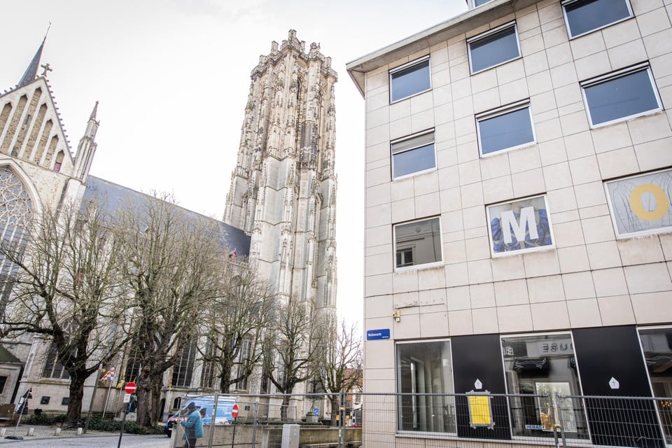 Het gebouw ligt vlak naast de Sint-Romboutskathedraal.