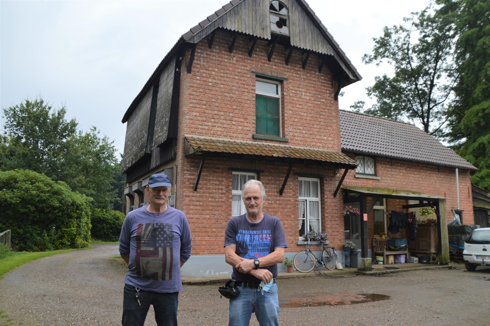 Jef en Alex Janssens, trouwe helpers van de Kastelentochten, hier aan de boswachterswoning in Krabbels in Pulle.