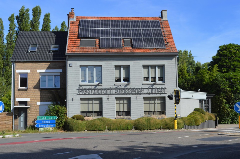 Restaurant brasserie Oliver op het kruispunt van de Liersebaan en de Massenhovensesteenweg.