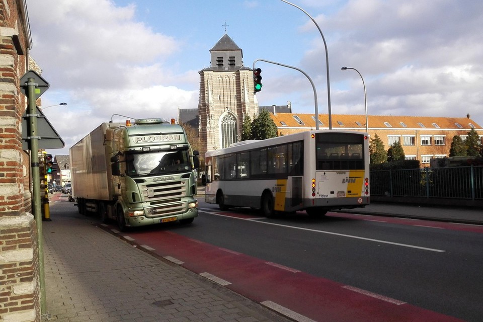 Om het dorpshart van Sint-Dimpna van het doorgaand (vracht)verkeer te verlossen, onderzoekt de provincie Antwerpen nu vijf nieuwe ontsluitingsroutes.