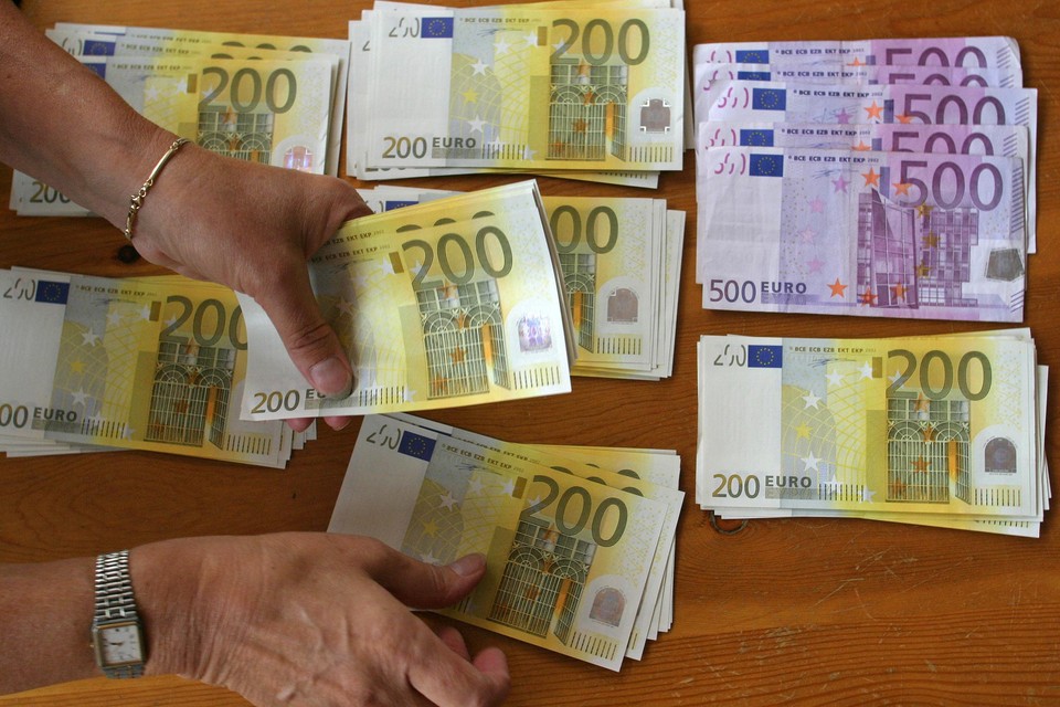 De man betaalde de aankopen cash, maar later bleek dat het om nagemaakte geld ging