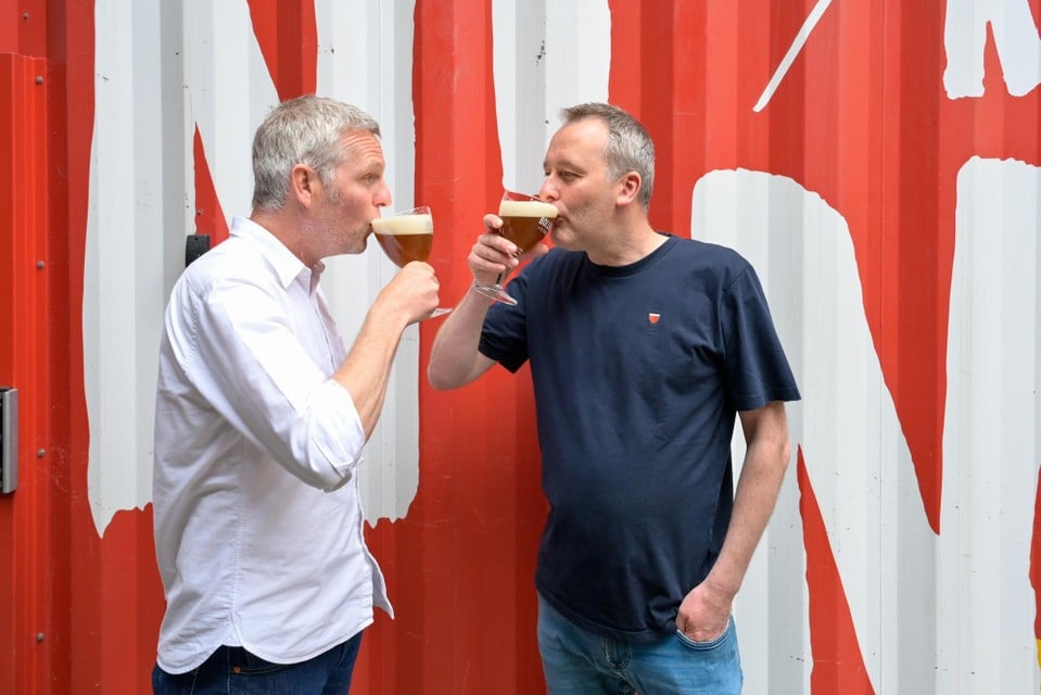 BierpartnersLuc De Raedemaeker, organisator van Beer Experience, klinkt met Sven De Kleermaeker, brouwmeester bij De Koninck. 