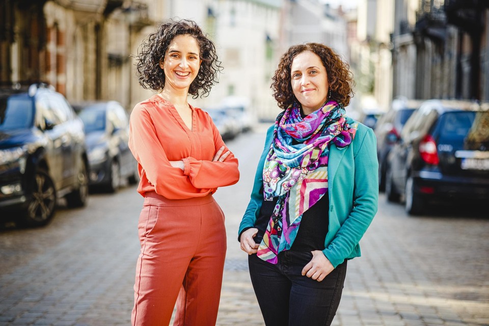 Ikrame Kastit en Naima Charkaoui: ”We willen kinderen leren kritisch te kijken. Zodat ze beseffen dat er iets mis is met de boodschap en niet met henzelf, alleen maar omdat ze een andere huidskleur hebben.”  