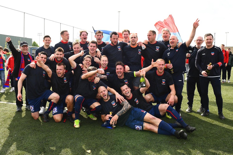 Feest bij de spelers van Wezel. Na een lang en zenuwslopend seizoen pakten ze gisteren toch gewoon de titel.