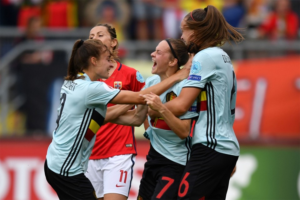 Elke Van Gorp (midden) viert met onder anderen Tessa Wullaert (links) haar doelpunt voor de Red Flames tegen Noorwegen op het EK in 2017. 