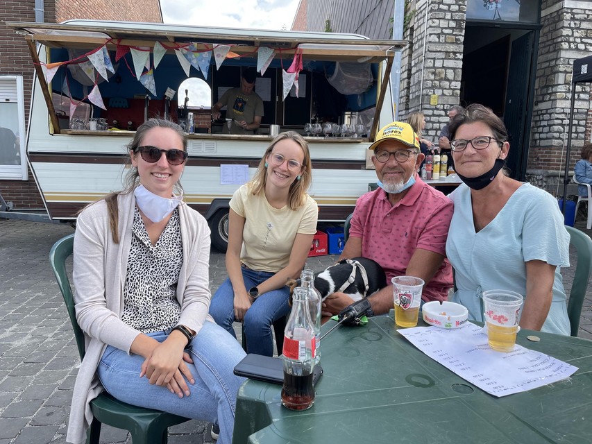 Zussen Julie en Sofie Morbée samen met Frankie Van Breussegem en Conny Coppens, de papa en plusmama van renner Elias Van Breussegem.