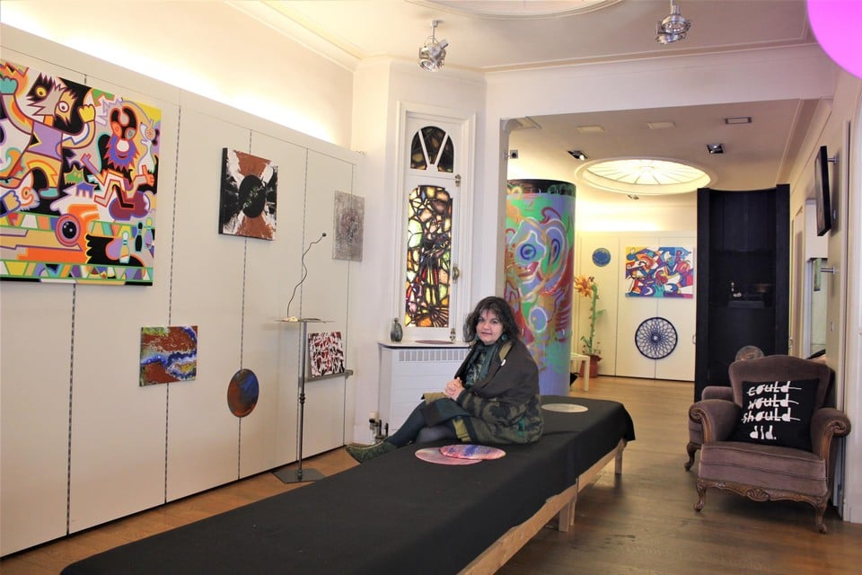 Debby Vercauteren omringd door de werken van de expo in de nieuwe Galerie Wulder, in een oude kledingwinkel.
