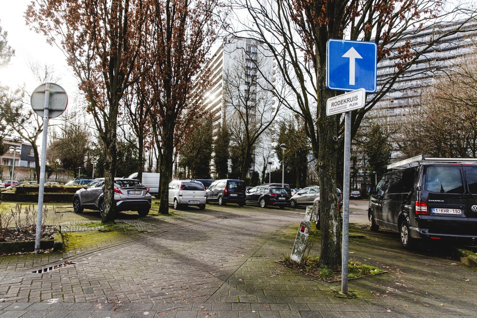 Ook het Rodekruisplein, dat vandaag niet meer is dan een parking, wordt heringericht. 