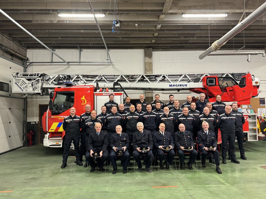 Voor Patricks laatste momenten bij de brandweer en voor 125 jaar korps in Borsbeek werd er een fotoshoot georganiseerd. De Raedt staat centraal in de groep.