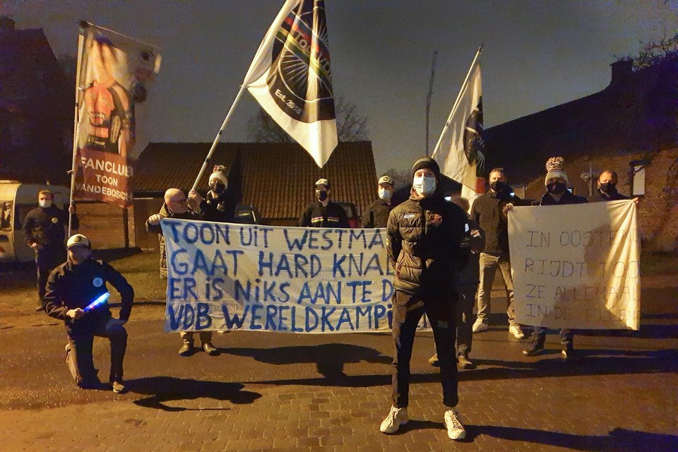 Toon Vandebosch (vooraan) overrompeld door zijn dolenthousiaste fanclub.