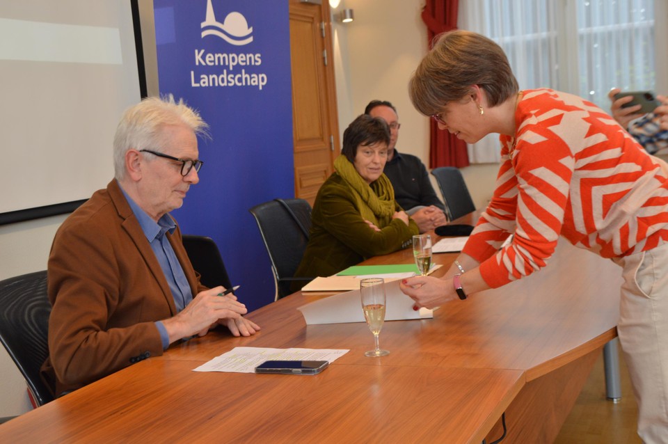 Jan De Haes, gedeputeerde en covoorzitter van Kempens Landschap, tekent de akte.